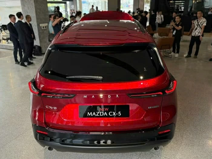 CX-5 thế hệ mới đã ra mắt tháng 7/2025 với sự tinh chỉnh nhẹ ở ngoại hình và tăng kích thước. CX-5 thế hệ mới đã ra mắt tháng 7/2025 với sự tinh chỉnh nhẹ ở ngoại hình và tăng kích thước.
