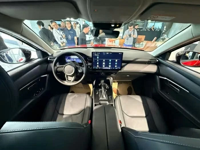 Khu vực ghế trước được làm mới hoàn toàn với màn hình cảm ứng trung tâm cỡ lớn. Khu vực ghế trước được làm mới hoàn toàn với màn hình cảm ứng trung tâm cỡ lớn.