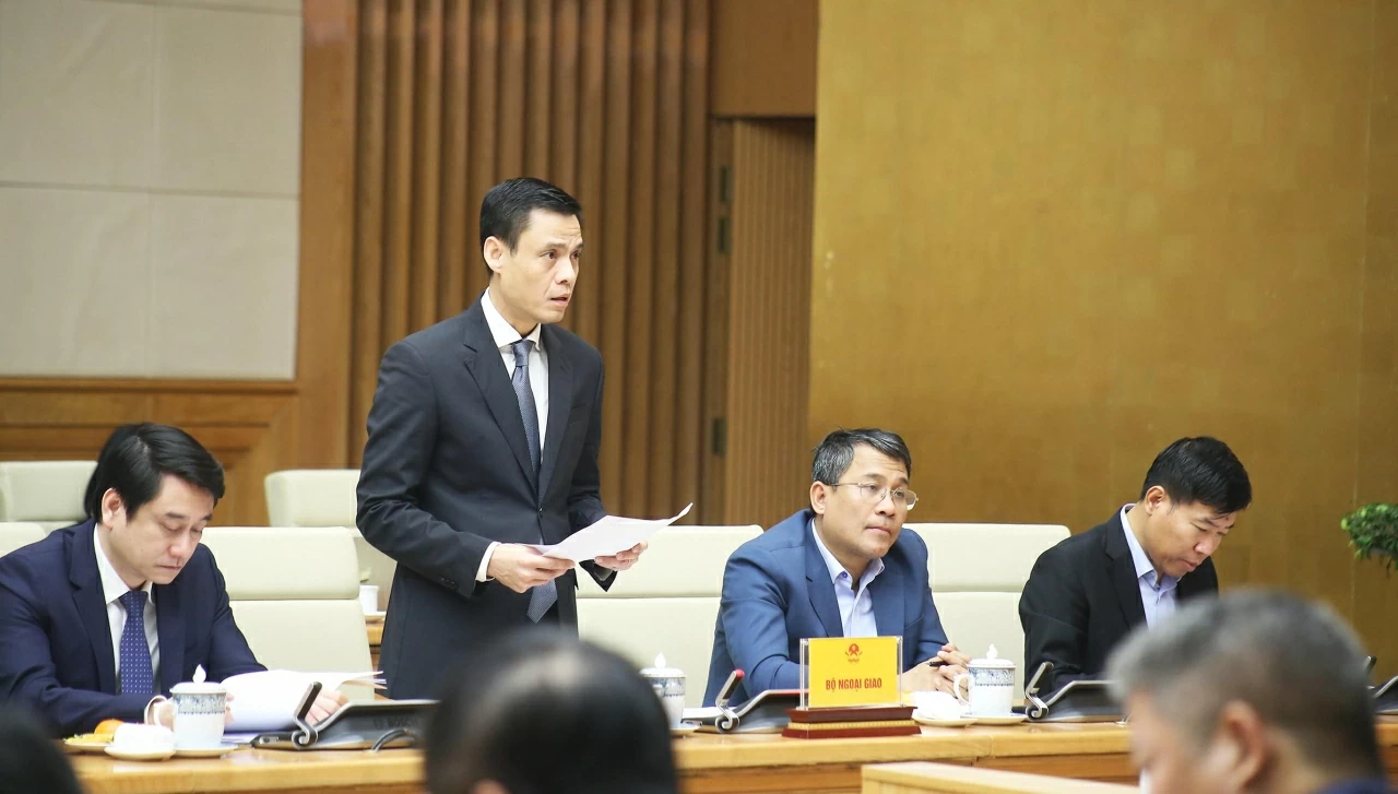 Thứ trưởng Ngoại giao Đặng Hoàng Giang báo cáo tình hình công tác Ngoại giao Kinh tế năm 2025. (Ảnh: Thành Long)