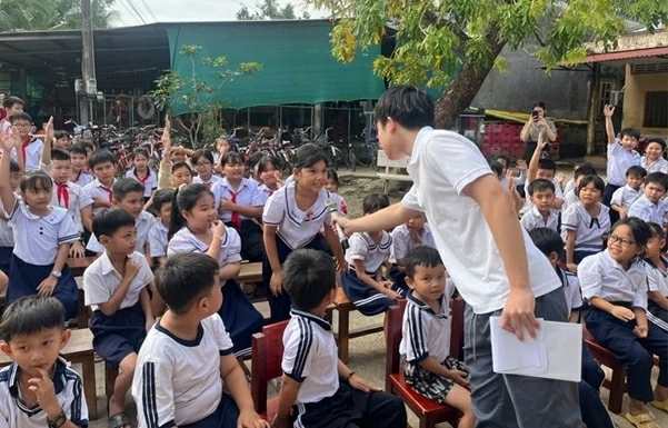 Học sinh hỗ trợ cải thiện nguồn nước tại trường học