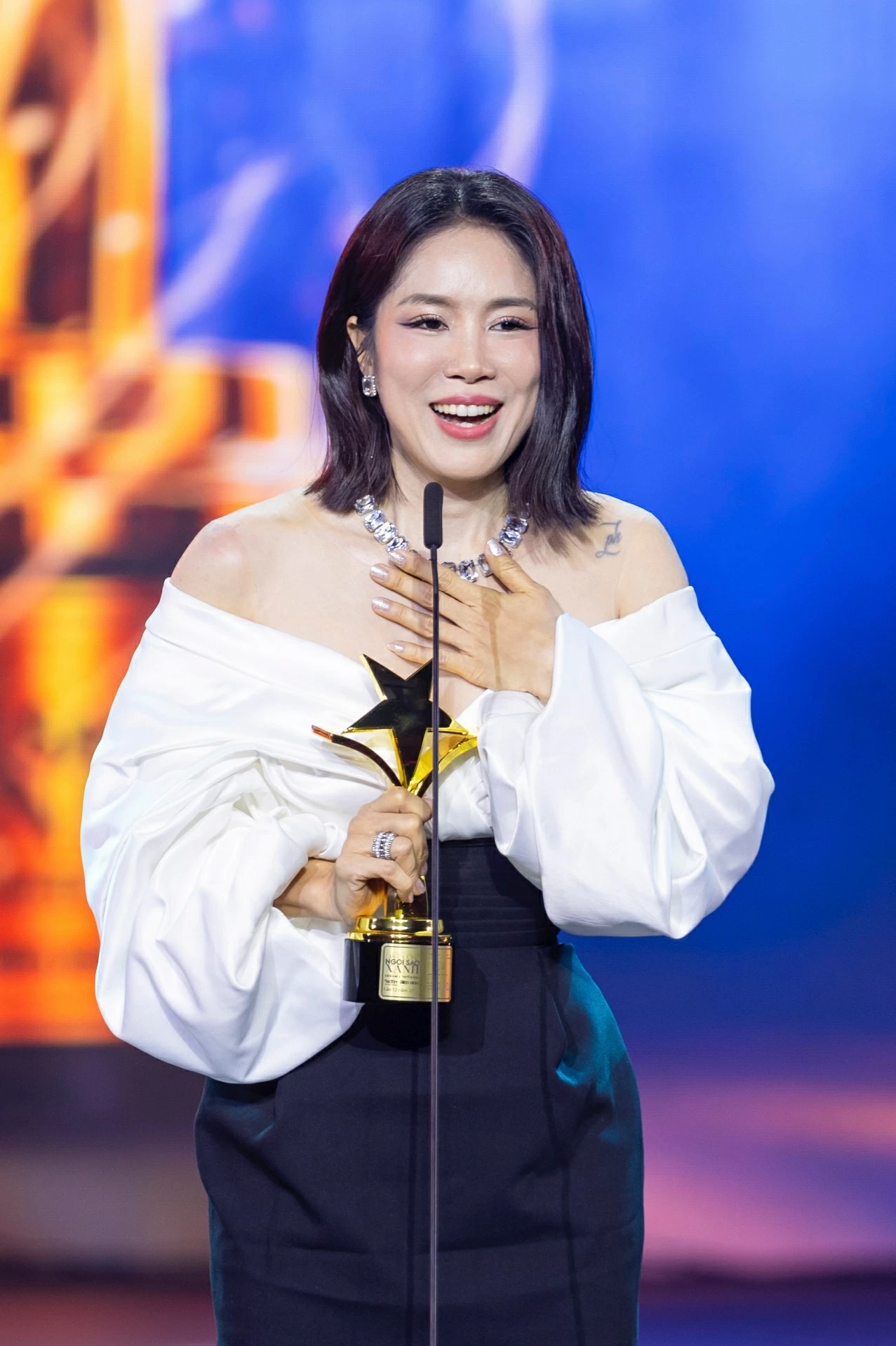 Phim Mưa đỏ thắng lớn tại Ngôi sao xanh 2025 Phim Mưa đỏ thắng lớn tại Ngôi sao xanh 2025