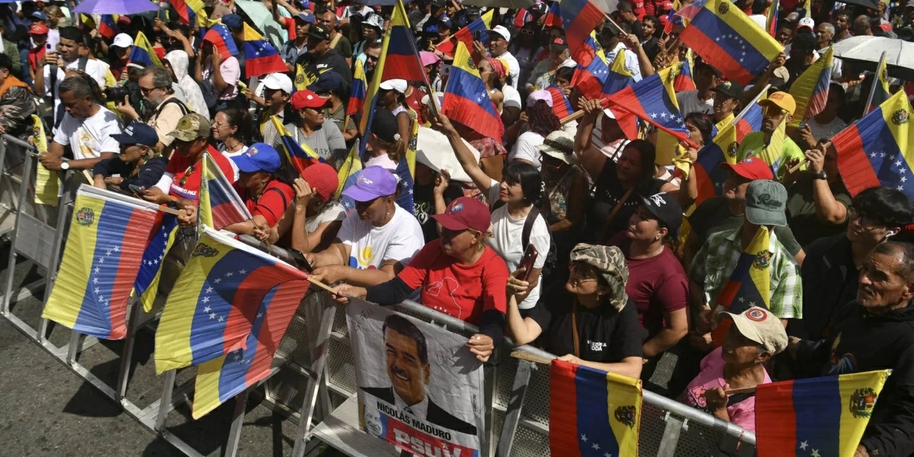 Những người ủng hộ Tổng thống Maduro xuống đường biểu tình, ngày 4/1. (Nguồn: Getty Images) Những người ủng hộ Tổng thống Maduro xuống đường biểu tình, ngày 4/1. (Nguồn: Getty Images)