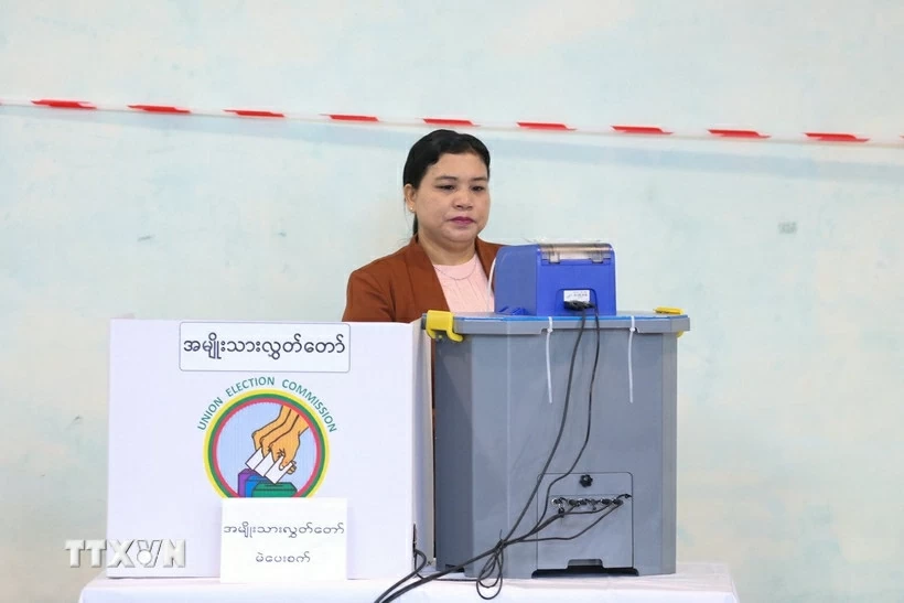 Cử tri bỏ phiếu trong cuộc tổng tuyển cử tại điểm bầu cử ở Yangon, Myanmar. (Nguồn: THX/TTXVN)
