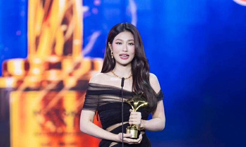 oa hậu Thiên Ân nhận giải thưởng Nữ diễn viên được yêu thích nhất tại lễ trao giải Ngôi Sao Xanh 2025. (Nguồn: TTXVN)