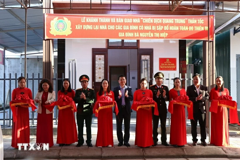Cắt băng khánh thành nhà ở trong Chiến dịch Quang Trung tại xã Khe Tre, thành phố Huế. (Nguồn: TTXVN)