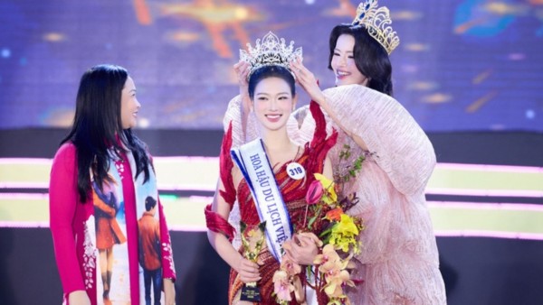 Chinh phục Ban giám khảo bởi phần ứng xử song ngữ xuất sắc, cô gái Hà Nội đăng quang Hoa hậu Du lịch Việt Nam 2026