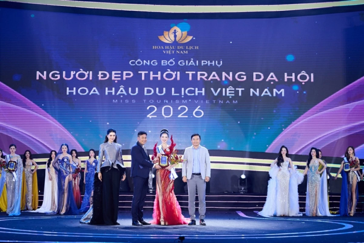 Chinh phục Ban giám khảo bởi phần ứng xử song ngữ xuất sắc, cô gái Hà Nội đăng quang Hoa hậu Du lịch Việt Nam 2026