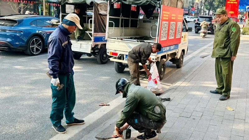 Lực lượng chức năng tăng cường xử lý các trường hợp vi phạm trật tự đô thị. (Nguồn: Báo Nhân dân)