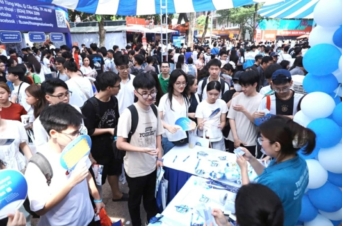 Ngày hội tư vấn tuyển sinh - hướng nghiệp năm 2025 tại Hà Nội. (Ảnh: Nam Trần) Ngày hội tư vấn tuyển sinh - hướng nghiệp năm 2025 tại Hà Nội. (Ảnh: Nam Trần)