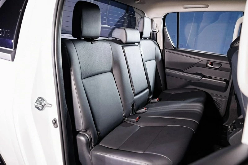 Đáng chú ý, Hilux 2026 lần đầu tiên được trang bị phanh đỗ điện tử, một nâng cấp quan trọng về tiện nghi. 