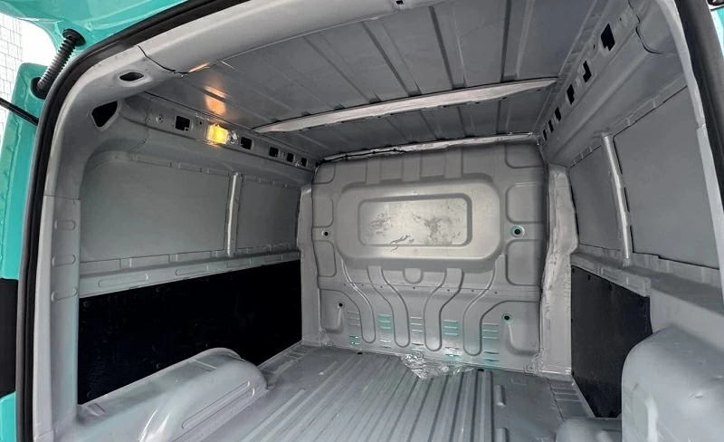 Khoang hàng của VinFast EC Van có dung tích lên tới 2.600 lít, cho tải trọng tối đa 650kg.