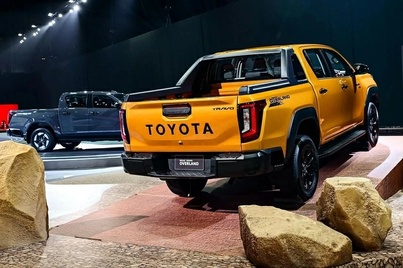 Toyota Hilux 2026 vẫn trung thành với dáng vẻ cứng cáp đã làm nên bản sắc của dòng bán tải này.