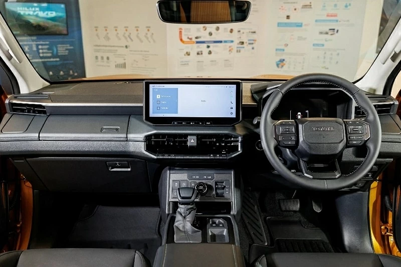 Bước vào khoang cabin, Toyota Hilux 2026 cho thấy sự lột xác rõ rệt so với thế hệ tiền nhiệm, với ngôn ngữ thiết kế lấy cảm hứng từ Land Cruiser Prado. 