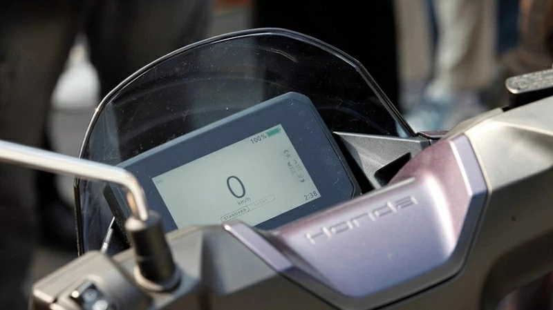 Honda UC3 được trang bị màn hình TFT kích thước 5 inch, hỗ trợ kết nối Honda RoadSync, cho phép liên kết với điện thoại thông minh qua Bluetooth.