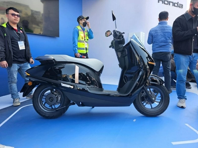 Dọc thân xe, các đường cong mềm mại kết hợp với phần đuôi vòm cong đặc trưng. Dọc thân xe, các đường cong mềm mại kết hợp với phần đuôi vòm cong đặc trưng.