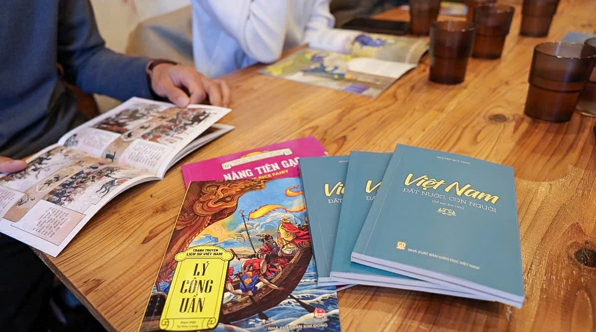 Các đại biểu tham dự được tiếp cận hàng trăm đầu sách phong phú thuộc nhiều lĩnh vực khác nhau như văn học, lịch sử, thiếu nhi, kỹ năng sống, khoa học và công nghệ. (Nguồn: LSQ Osaka)