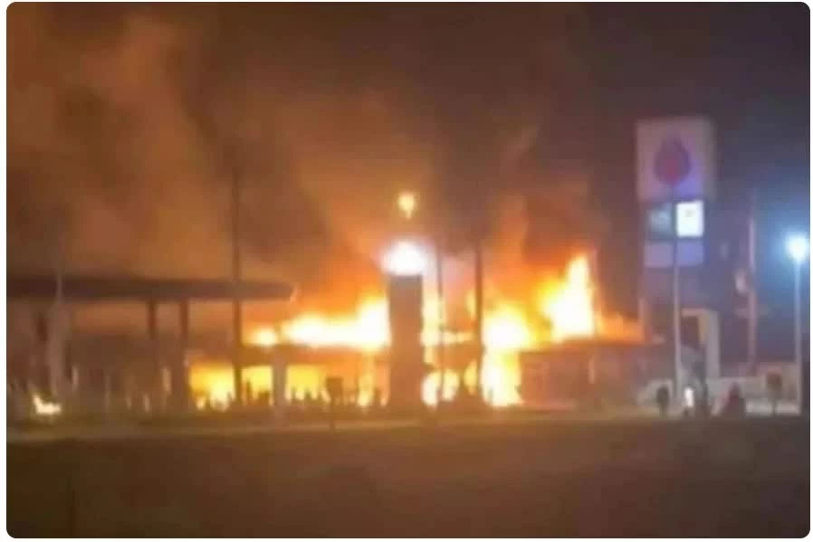 Hỏa hoạn bùng phát tại một trạm xăng PTT bị đánh bom ở huyện Cho Airong thuộc tỉnh Narathiwat (Thái Lan) vào khuya 10.1 Hỏa hoạn bùng phát tại một trạm xăng PTT bị đánh bom ở huyện Cho Airong thuộc tỉnh Narathiwat (Thái Lan) vào khuya 10.1