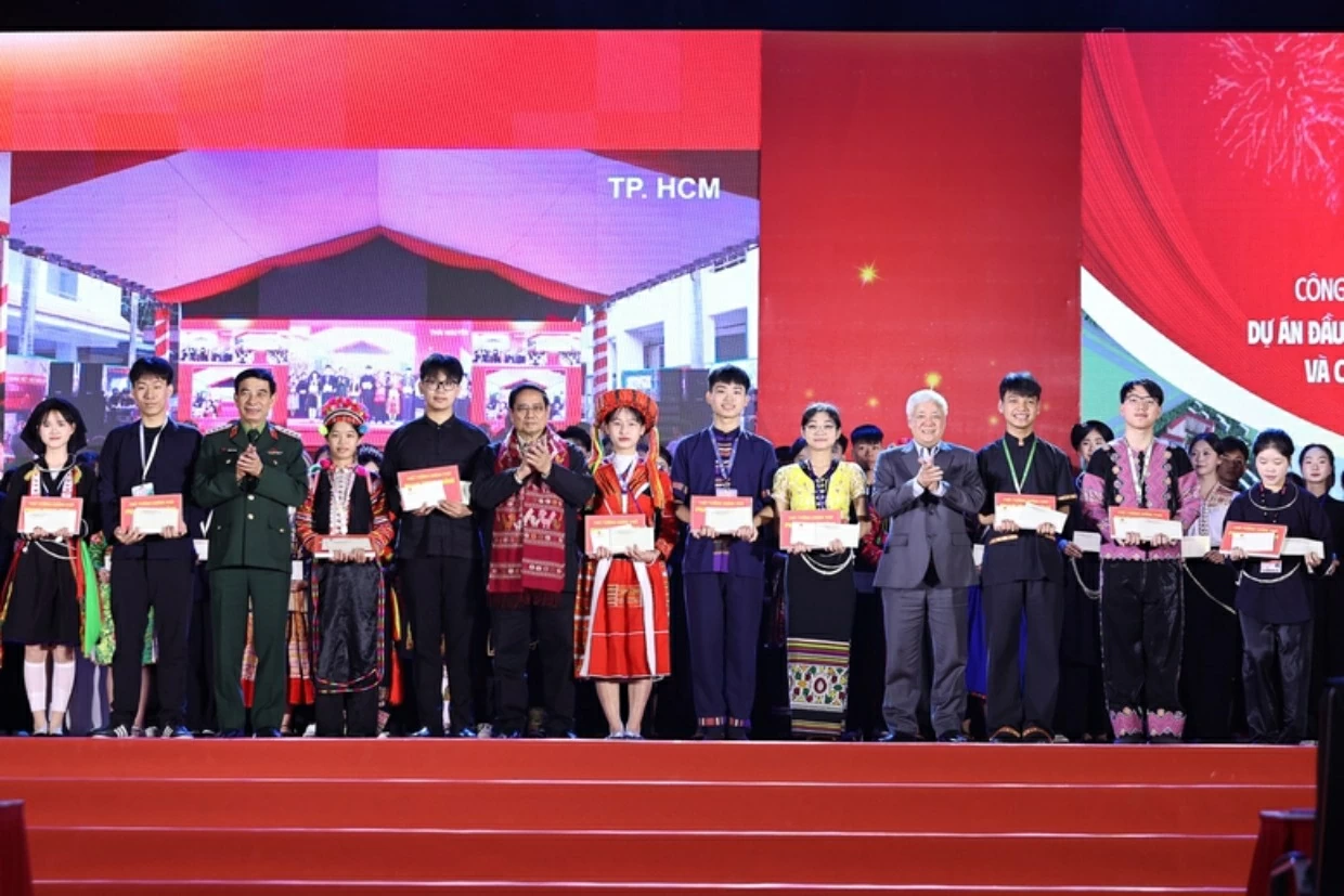 Thủ tướng Chính phủ Phạm Minh Chính, Phó Chủ tịch Thường trực Quốc hội Đỗ Văn Chiến, Bộ trưởng Bộ Quốc phòng Phan Văn Giang tặng quà các học sinh Trường Phổ thông Vùng cao Việt Bắc. (Ảnh: Nhật Bắc)