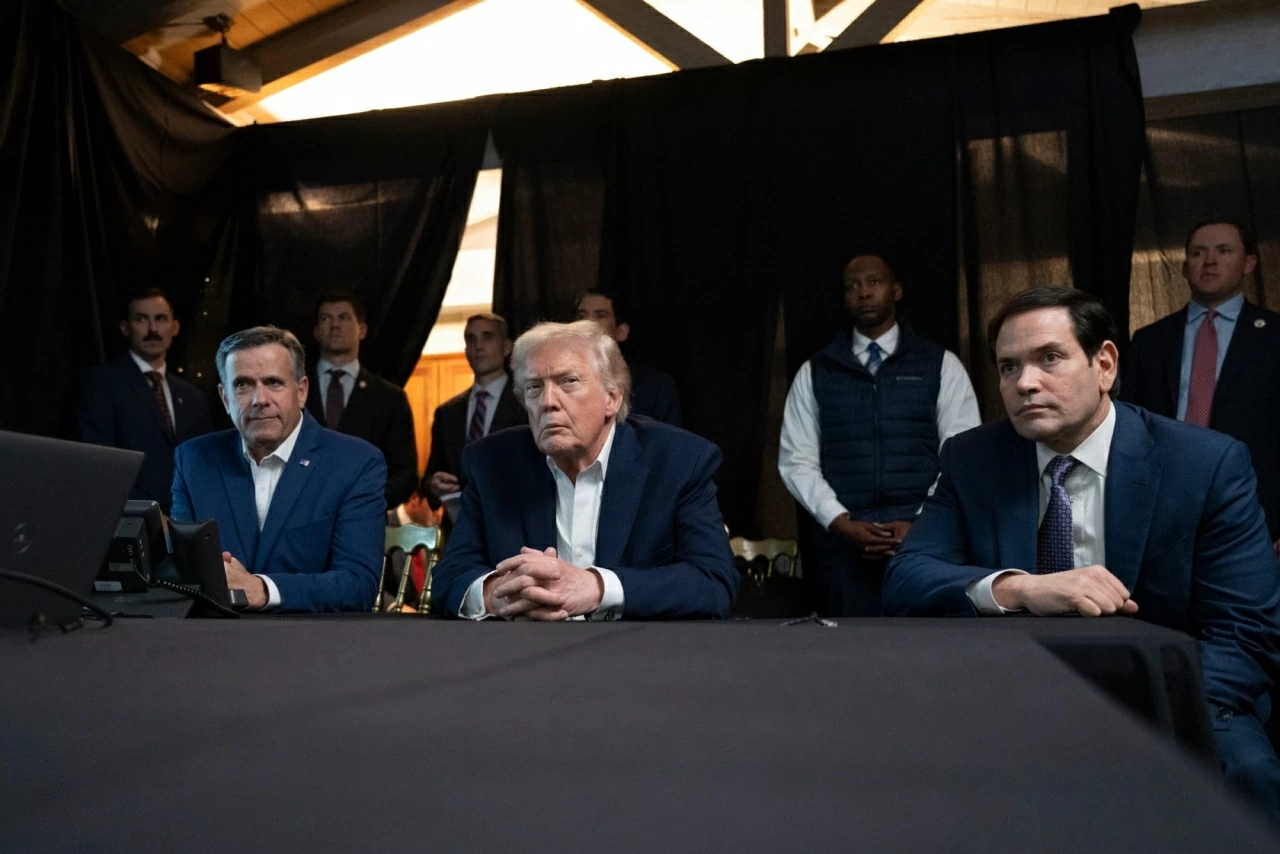 Donald Trump theo dõi các hoạt động quân sự của Mỹ tại Venezuela cùng với Giám đốc CIA John Ratcliffe và Ngoại trưởng Marco Rubio tại khu nghỉ dưỡng Mar-a-Lago. Ông Trump cho biết Mỹ sẽ “điều hành” Venezuela sau khi Tổng thống nước này Nicolás Maduro và Đệ nhất phu nhân Cilia Flores bị bắt giữ và đưa tới New York, בעקבות một cuộc tấn công bất ngờ nhằm vào Caracas và các khu vực lân cận. (Nguồn: The White House) Donald Trump theo dõi các hoạt động quân sự của Mỹ tại Venezuela cùng với Giám đốc CIA John Ratcliffe và Ngoại trưởng Marco Rubio tại khu nghỉ dưỡng Mar-a-Lago. Ông Trump cho biết Mỹ sẽ “điều hành” Venezuela sau khi Tổng thống nước này Nicolás Maduro và Đệ nhất phu nhân Cilia Flores bị bắt giữ và đưa tới New York, בעקבות một cuộc tấn công bất ngờ nhằm vào Caracas và các khu vực lân cận. (Nguồn: The White House)