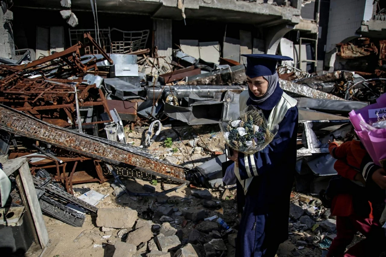 Một tân bác sĩ tham dự lễ tốt nghiệp dành cho 230 sinh viên y khoa tại Bệnh viện al-Shifa, nơi đã hứng chịu thiệt hại nghiêm trọng trong các cuộc tấn công của Israel. (Nguồn: Anadolu)