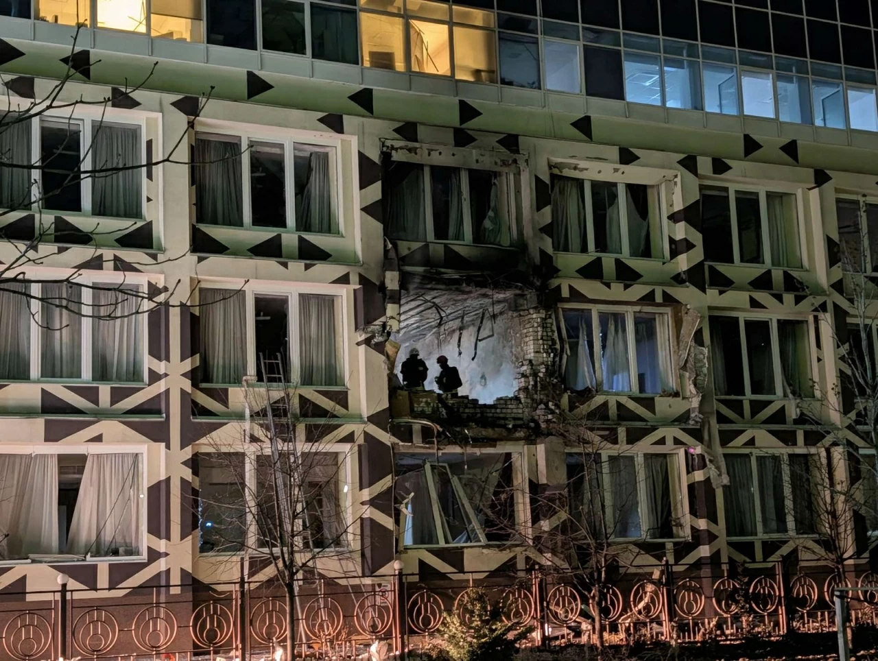 Một bệnh viện tư nhân bị hư hại nặng nề sau cuộc tấn công bằng máy bay không người lái của Nga. Điện Kremlin cho biết sẽ kiên quyết phản đối việc bất kỳ lực lượng NATO nào được triển khai trên lãnh thổ Ukraine như một phần của thỏa thuận ngừng bắn, phát đi tín hiệu rằng Moskva hiện vẫn chấp nhận tiếp tục giao tranh, khiến khả năng đạt được một giải pháp đàm phán kèm theo việc triển khai lực lượng trở nên khó xảy ra trong ngắn hạn. (Nguồn: Global Images Ukraine) Một bệnh viện tư nhân bị hư hại nặng nề sau cuộc tấn công bằng máy bay không người lái của Nga. Điện Kremlin cho biết sẽ kiên quyết phản đối việc bất kỳ lực lượng NATO nào được triển khai trên lãnh thổ Ukraine như một phần của thỏa thuận ngừng bắn, phát đi tín hiệu rằng Moskva hiện vẫn chấp nhận tiếp tục giao tranh, khiến khả năng đạt được một giải pháp đàm phán kèm theo việc triển khai lực lượng trở nên khó xảy ra trong ngắn hạn. (Nguồn: Global Images Ukraine)