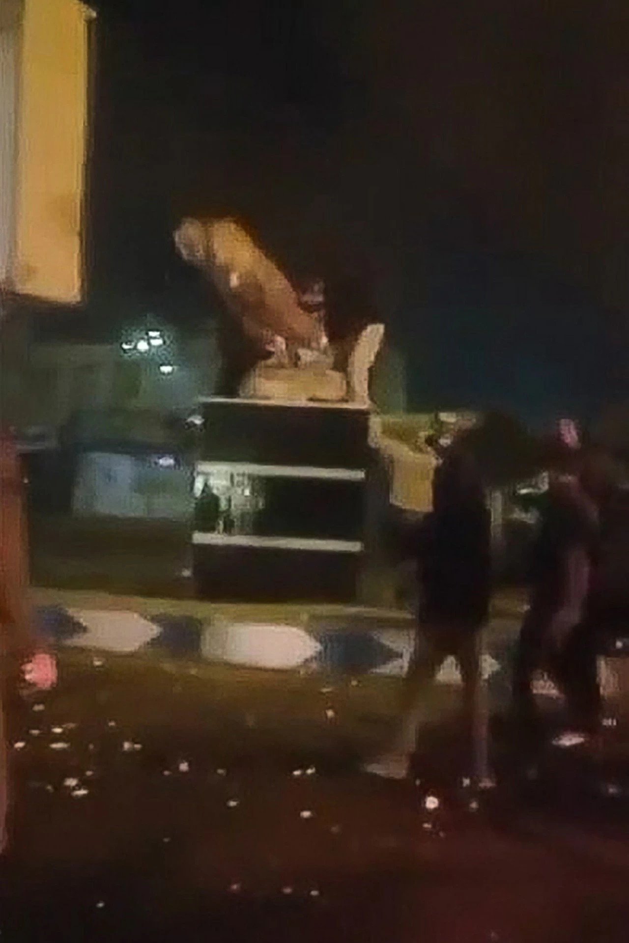 Người biểu tình lật đổ bức tượng Tướng Qassem Suleimani, cựu chỉ huy Lực lượng Vệ binh Cách mạng Hồi giáo Iran, trong làn sóng biểu tình chống chính phủ trên toàn quốc — được xem là đợt bất ổn lớn nhất tại nước này trong nhiều năm. Lãnh tụ tối cao Ayatollah Ali Khamenei tuyên bố chính quyền sẽ không lùi bước trước những gì chế độ gọi là “các phần tử phá hoại”, làm dấy lên lo ngại về một chiến dịch trấn áp ngày càng gia tăng. (Nguồn: Getty Images)