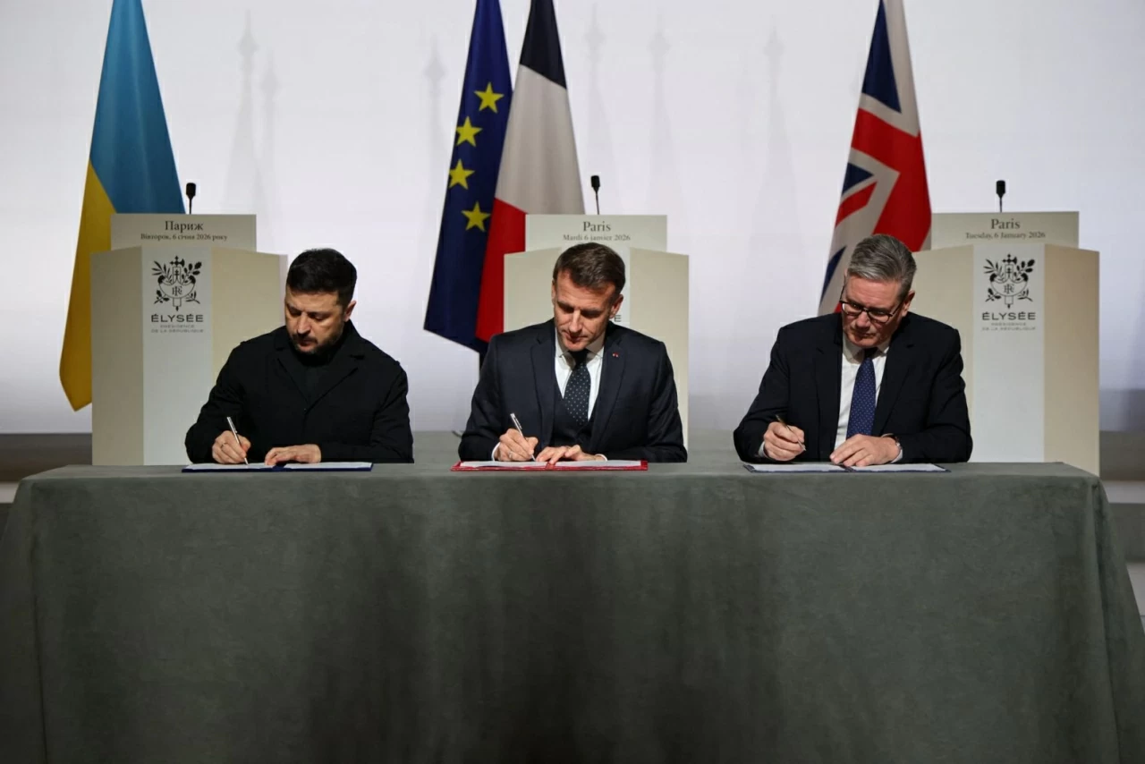 Từ trái sang phải: Tổng thống Ukraine Volodymyr Zelensky, Tổng thống Pháp Emmanuel Macron và Thủ tướng Anh Keir Starmer cùng ký một văn kiện tại Paris vào thứ Ba, ngày 6/1. “Tuyên bố ý định” này sẽ mở đường cho việc Anh và Pháp triển khai lực lượng trên thực địa tại Ukraine trong trường hợp đạt được một thỏa thuận hòa bình — động thái từ lâu đã vấp phải sự phản đối gay gắt của Nga. (Nguồn: CNN)