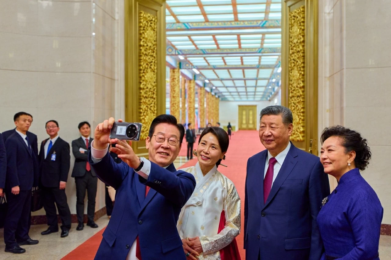 Tổng thống Lee Jae Myung (trái) chụp ảnh selfie với Chủ tịch Trung Quốc Tập Cận Bình bằng điện thoại thông minh Xiaomi sau bữa tiệc chiêu đãi cấp nhà nước tại Bắc Kinh vào ngày 5/1. (Nguồn: X)