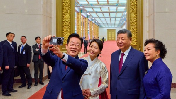 Ảnh ấn tượng: Bức ảnh selfie giữa hai nguyên thủ, Tổng thống Venezuela bị áp giải tới toà án, Anh-Pháp sẽ triển khai lực lượng trên thực địa Ukraine