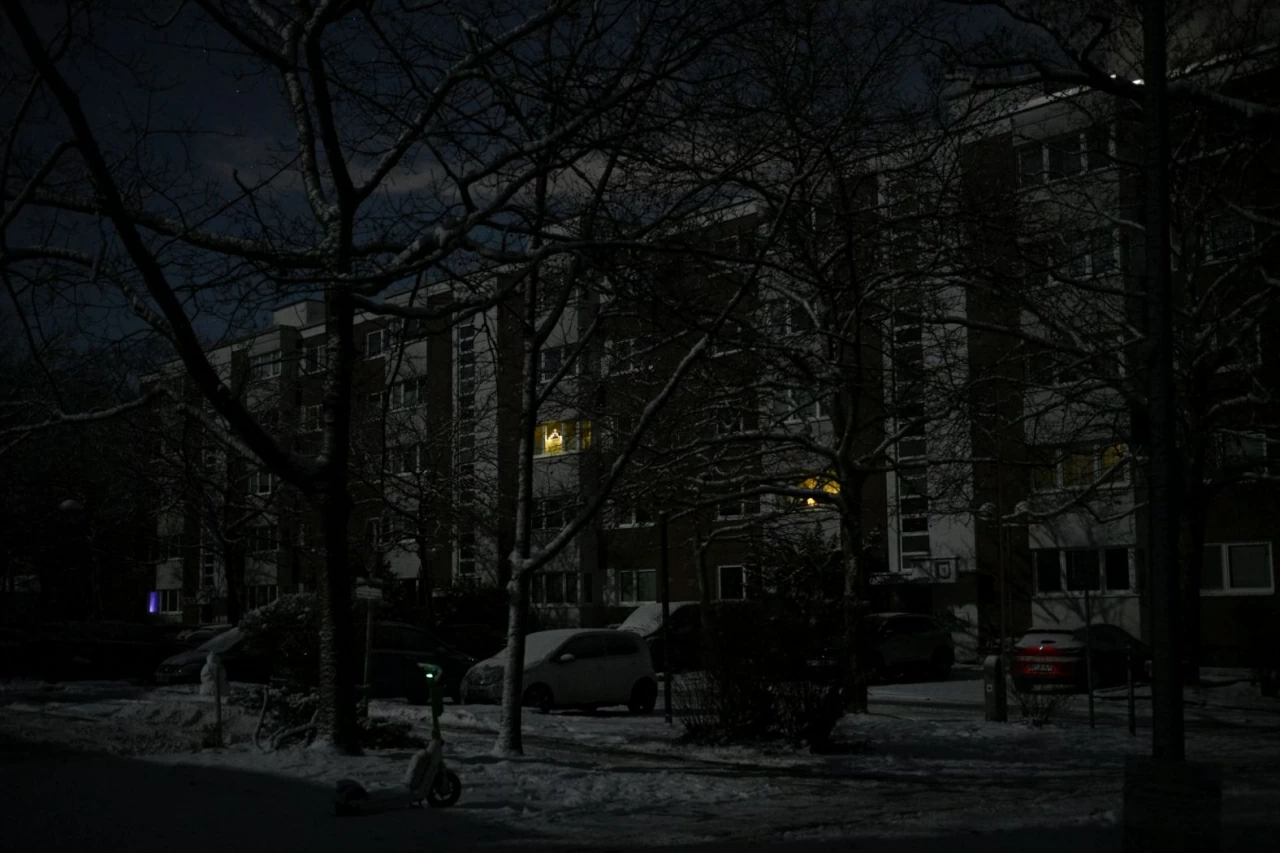 Một số đồ trang trí Giáng sinh chạy bằng pin được nhìn thấy qua các ô cửa sổ của một tòa nhà dân cư ở Berlin vào Chủ nhật, ngày 4/1. Gần 100.000 người dân tại thủ đô nước Đức đã bị mất điện trong nhiều ngày sau một vụ phóng hỏa bị nghi là do các phần tử cánh tả nhằm vào hệ thống cung cấp điện của thành phố. (Nguồn: Getty Images)