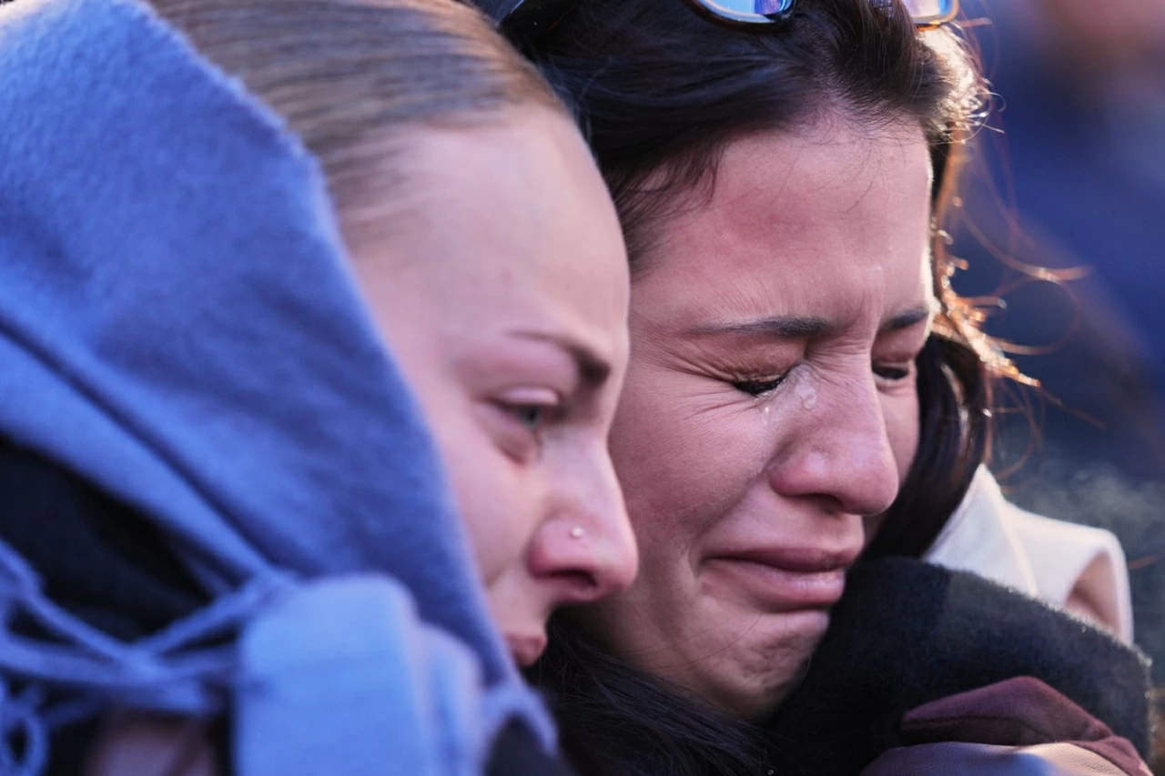 Người dân tham gia đoàn rước tưởng niệm tại Crans-Montana, Thụy Sĩ, vào Chủ nhật, ngày 4/1. Ít nhất 40 người đã thiệt mạng khi một vụ hỏa hoạn bùng phát trong lễ đón năm mới tại một quán bar thuộc khu nghỉ dưỡng trượt tuyết. (Nguồn: CNN)