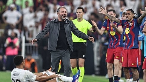 Mbappe ngăn đồng đội xếp hàng vinh danh Barca