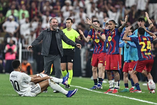 Mbappe ngăn đồng đội xếp hàng vinh danh Barca Mbappe ngăn đồng đội xếp hàng vinh danh Barca