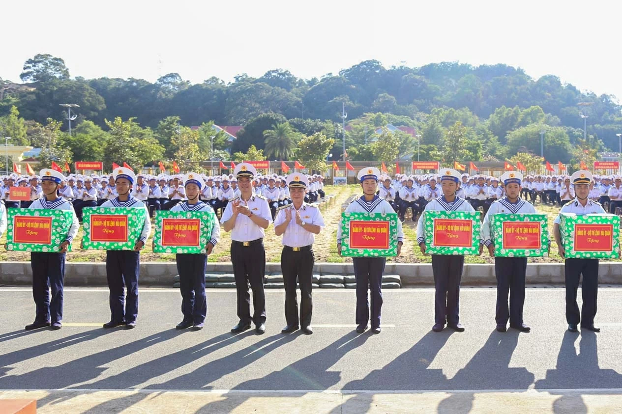 Thủ trưởng Bộ Tư lệnh Hải quân tặng quà cán bộ, chiến sĩ đơn vị đi làm nhiệm vụ ở đặc khu Trường Sa, tỉnh Khánh Hòa. (Ảnh: Quân chủng Hải quân cung cấp)
