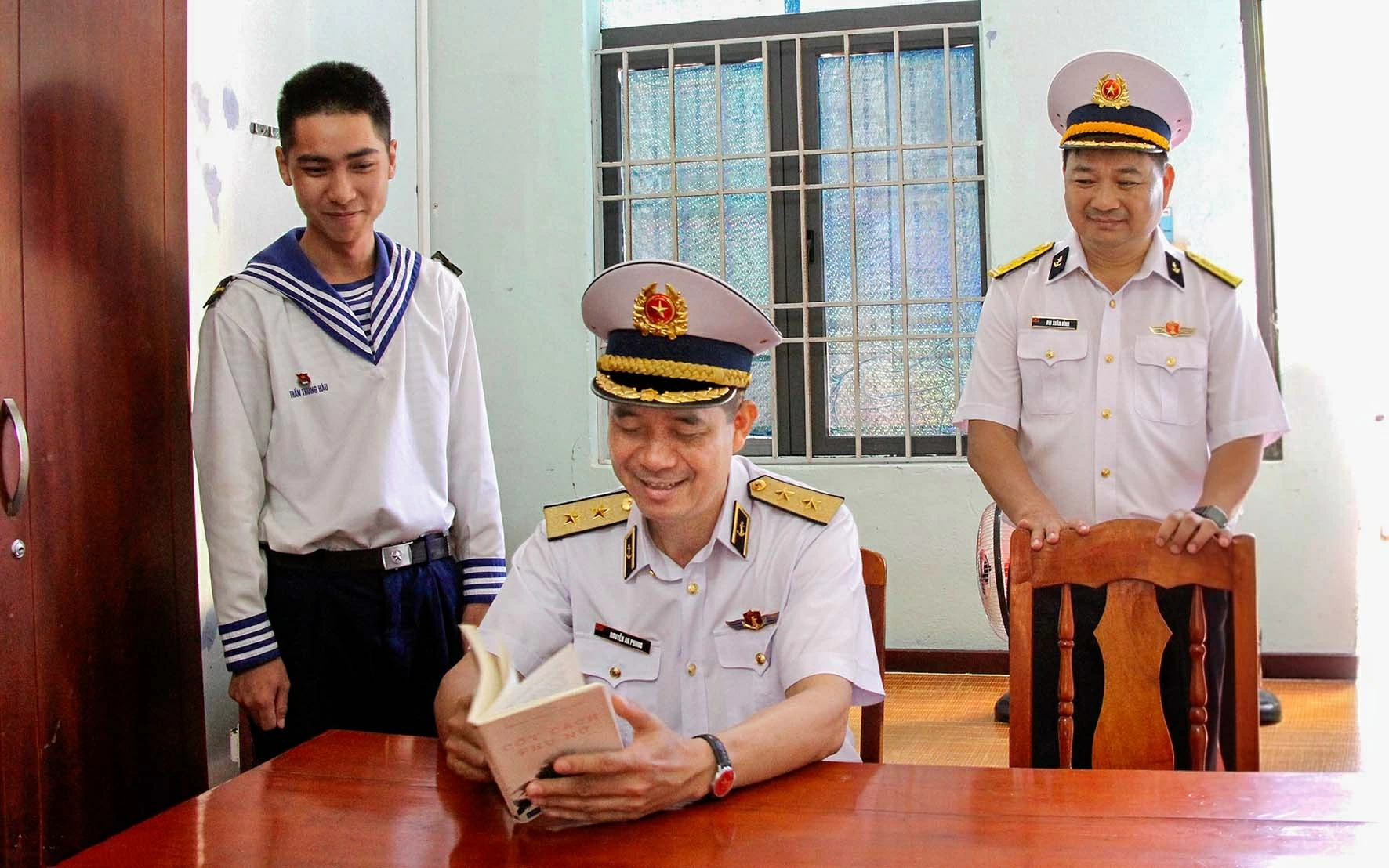 Giữ vững ‘trận địa tư tưởng’ từ đất liền đến đảo xa Giữ vững ‘trận địa tư tưởng’ từ đất liền đến đảo xa