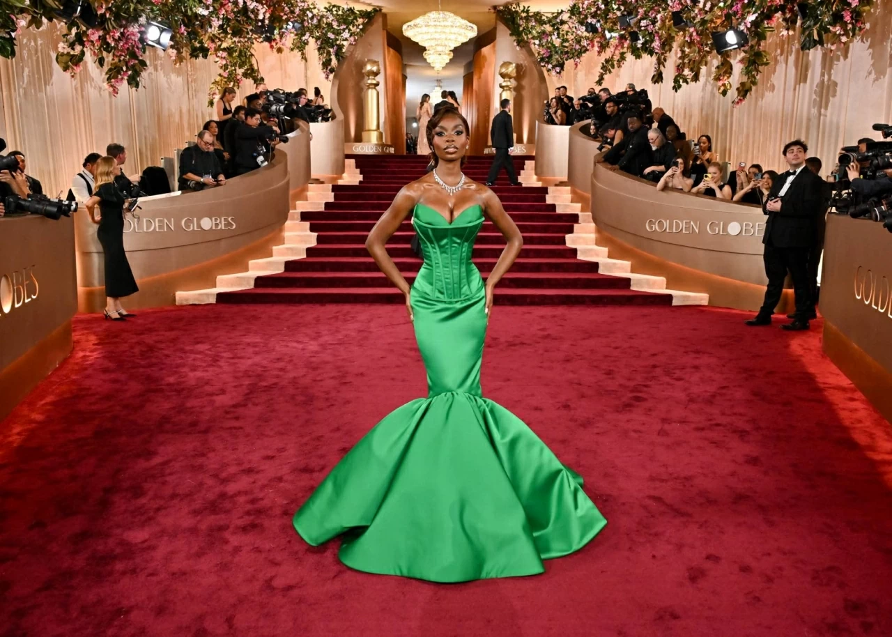 Nhìn lại những bộ cánh rực rỡ trên thảm đỏ lễ trao giải Quả cầu vàng 2026