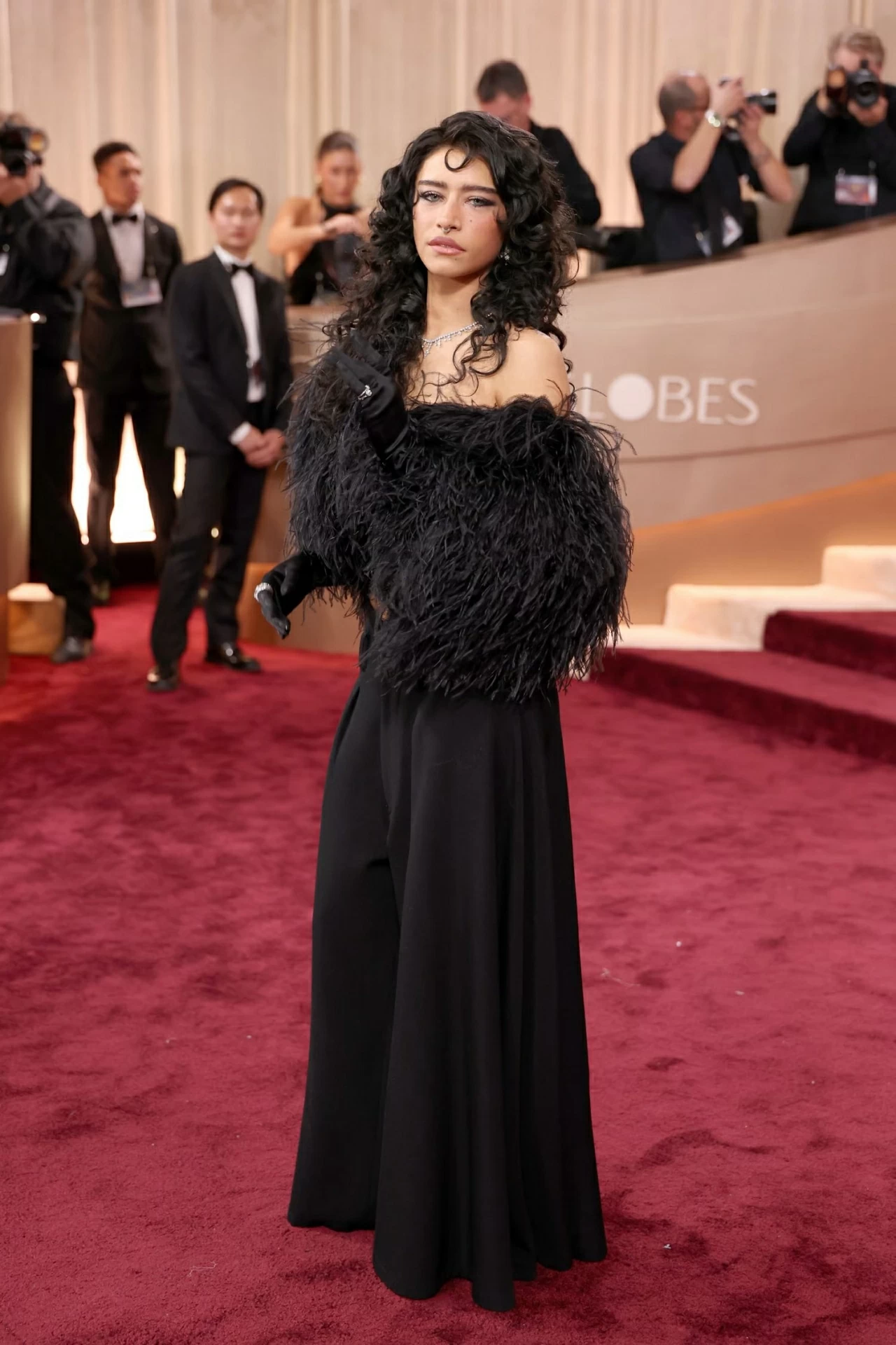 Nhìn lại những bộ cánh rực rỡ trên thảm đỏ lễ trao giải Quả cầu vàng 2026