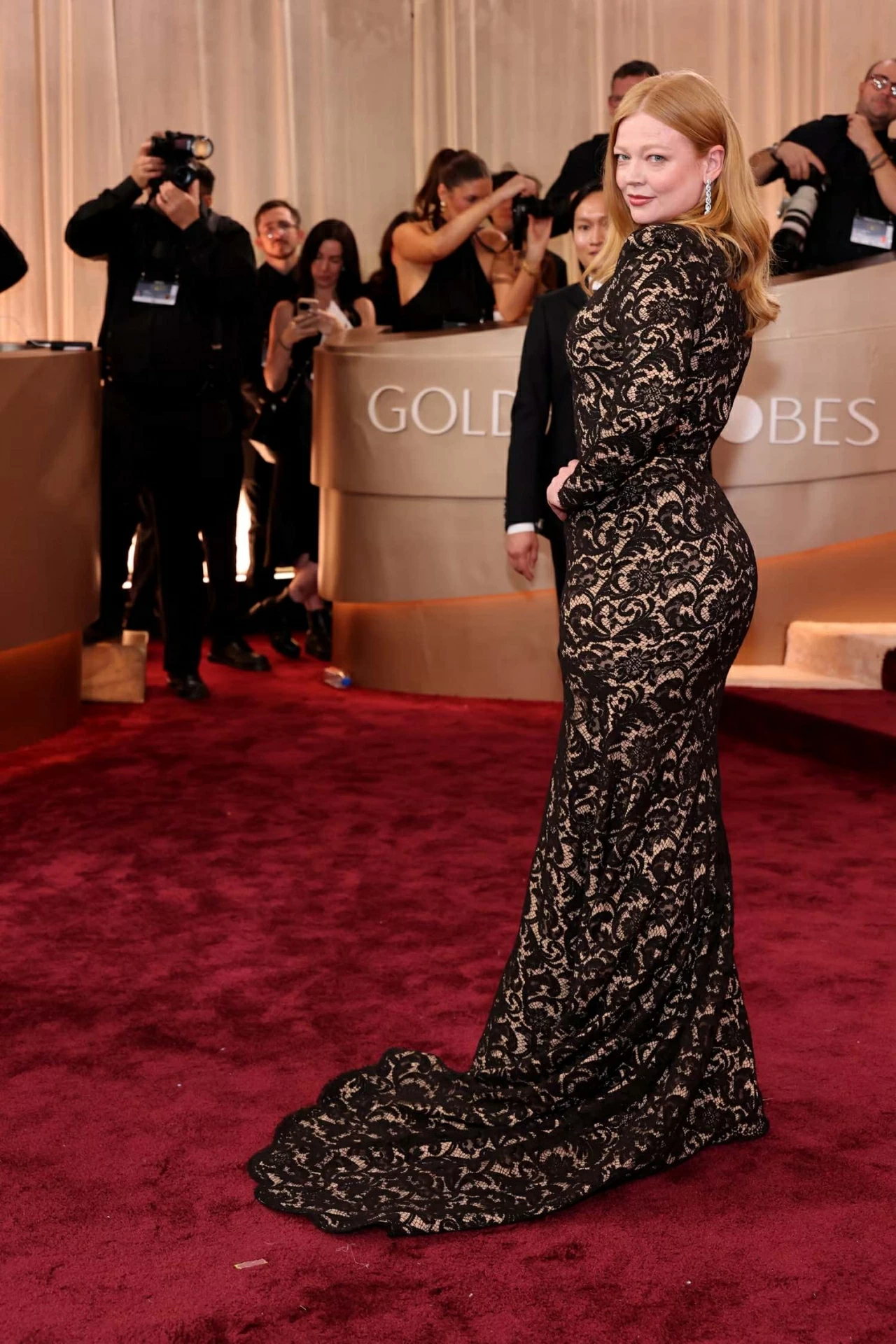 Nhìn lại những bộ cánh rực rỡ trên thảm đỏ lễ trao giải Quả cầu vàng 2026