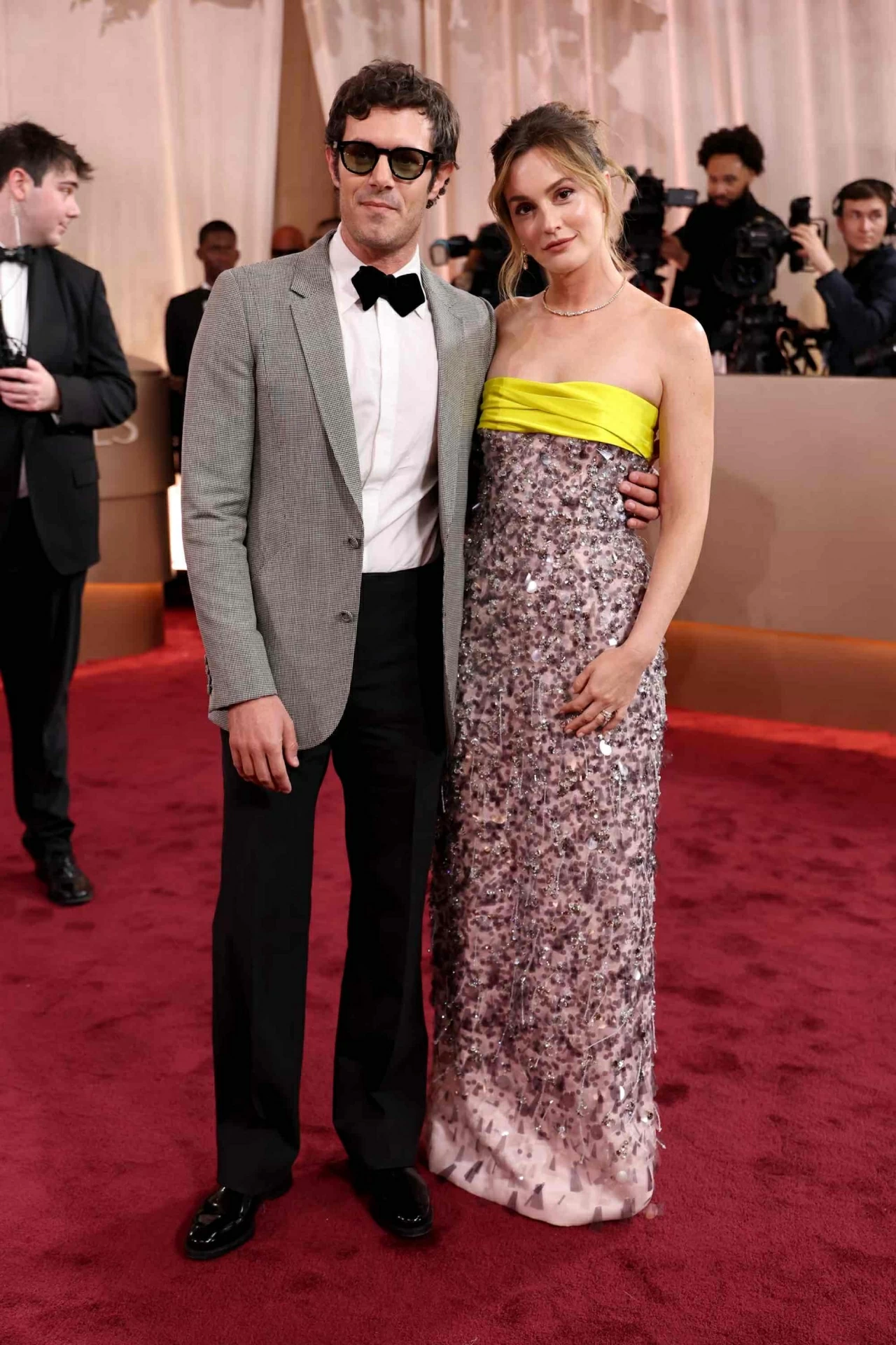 Nhìn lại những bộ cánh rực rỡ trên thảm đỏ lễ trao giải Quả cầu vàng 2026