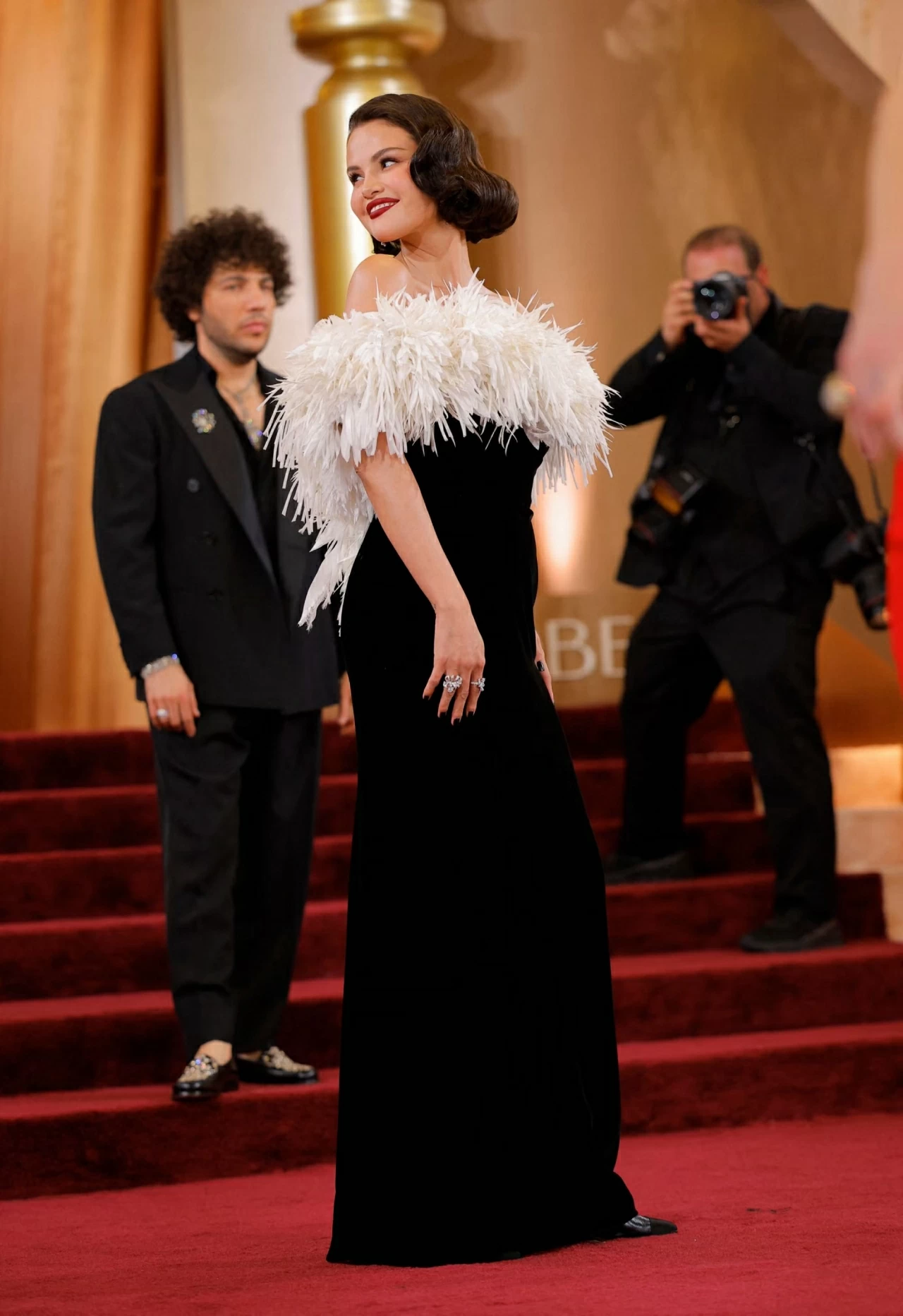 Nhìn lại những bộ cánh rực rỡ trên thảm đỏ lễ trao giải Quả cầu vàng 2026