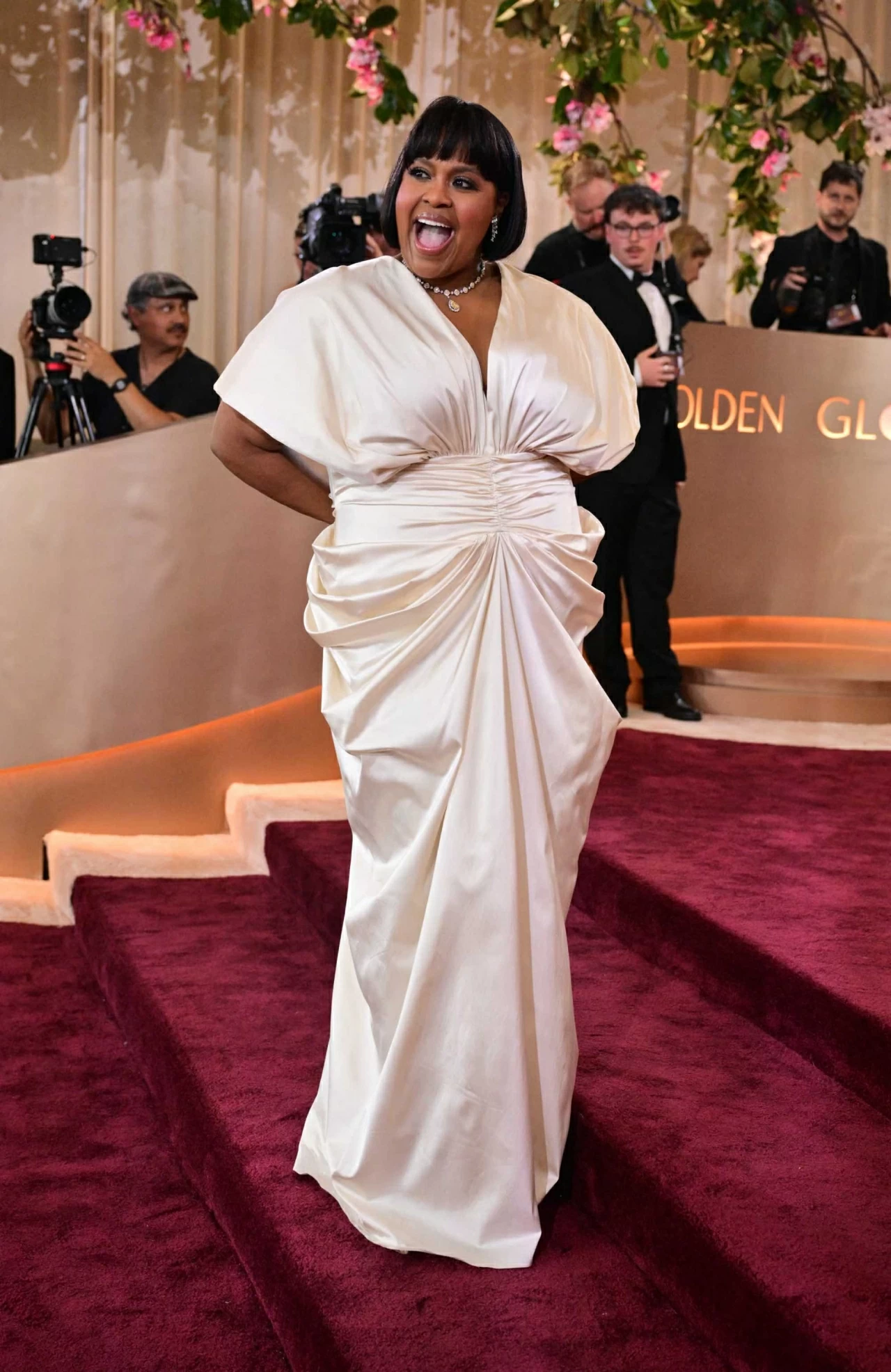 Nhìn lại những bộ cánh rực rỡ trên thảm đỏ lễ trao giải Quả cầu vàng 2026