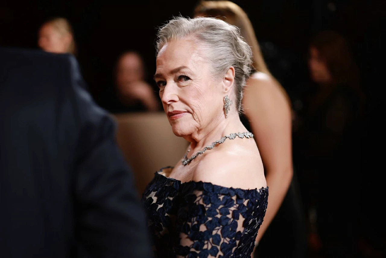 Nhìn lại những bộ cánh rực rỡ trên thảm đỏ lễ trao giải Quả cầu vàng 2026