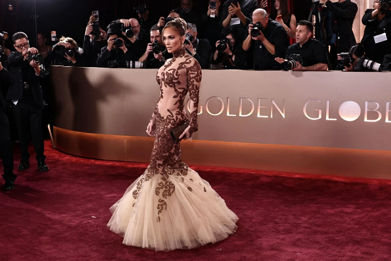 Nhìn lại những bộ cánh rực rỡ trên thảm đỏ lễ trao giải Quả cầu vàng 2026