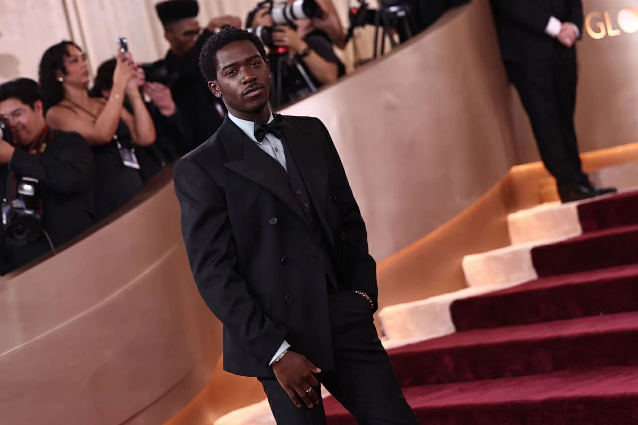 Nhìn lại những bộ cánh rực rỡ trên thảm đỏ lễ trao giải Quả cầu vàng 2026