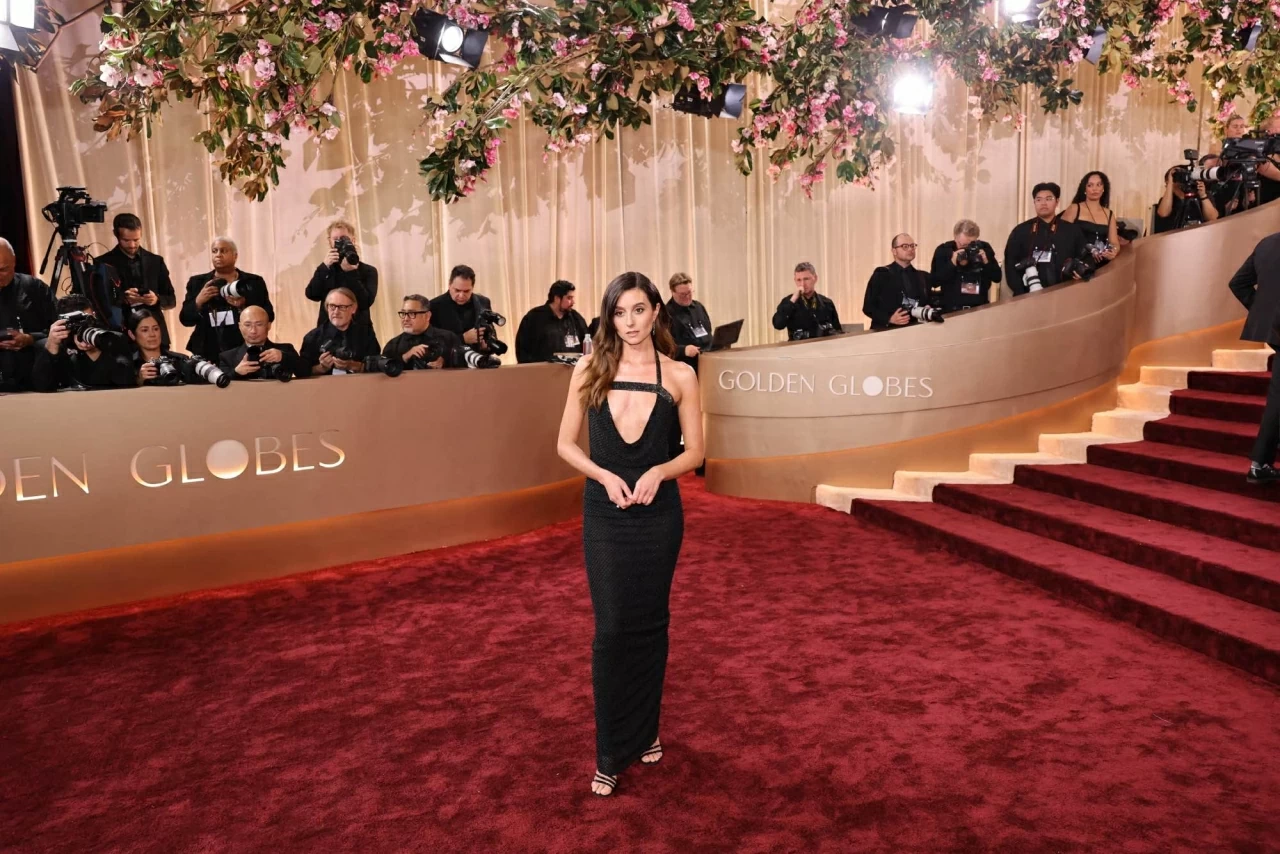 Nhìn lại những bộ cánh rực rỡ trên thảm đỏ lễ trao giải Quả cầu vàng 2026