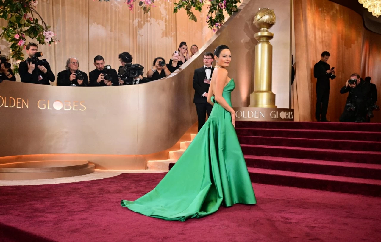 Nhìn lại những bộ cánh rực rỡ trên thảm đỏ lễ trao giải Quả cầu vàng 2026