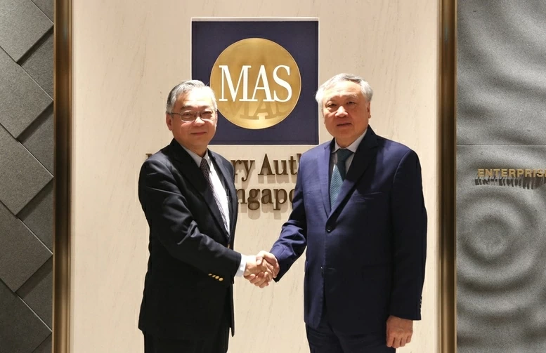 Phó Thủ tướng Thường trực Chính phủ Nguyễn Hòa Bình hội kiến Phó Thủ tướng Singapore Gan Kim Yong Phó Thủ tướng Thường trực Chính phủ Nguyễn Hòa Bình hội kiến Phó Thủ tướng Singapore Gan Kim Yong