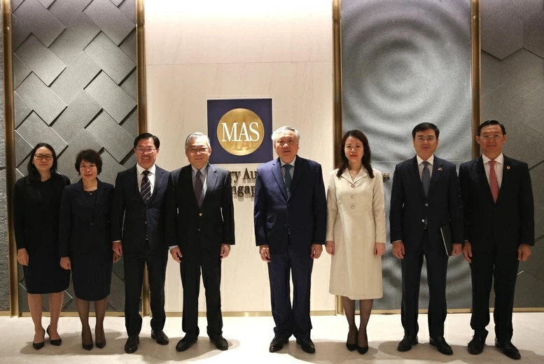 Phó Thủ tướng Thường trực Chính phủ Nguyễn Hòa Bình hội kiến Phó Thủ tướng Singapore Gan Kim Yong