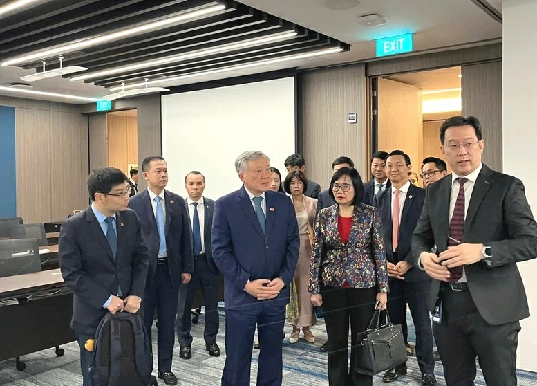 Phó Thủ tướng Thường trực Nguyễn Hòa Bình thăm trụ sở và làm việc với Lãnh đạo Trung tâm Trọng tài quốc tế Singapore (SIAC). (Nguồn: VGP)