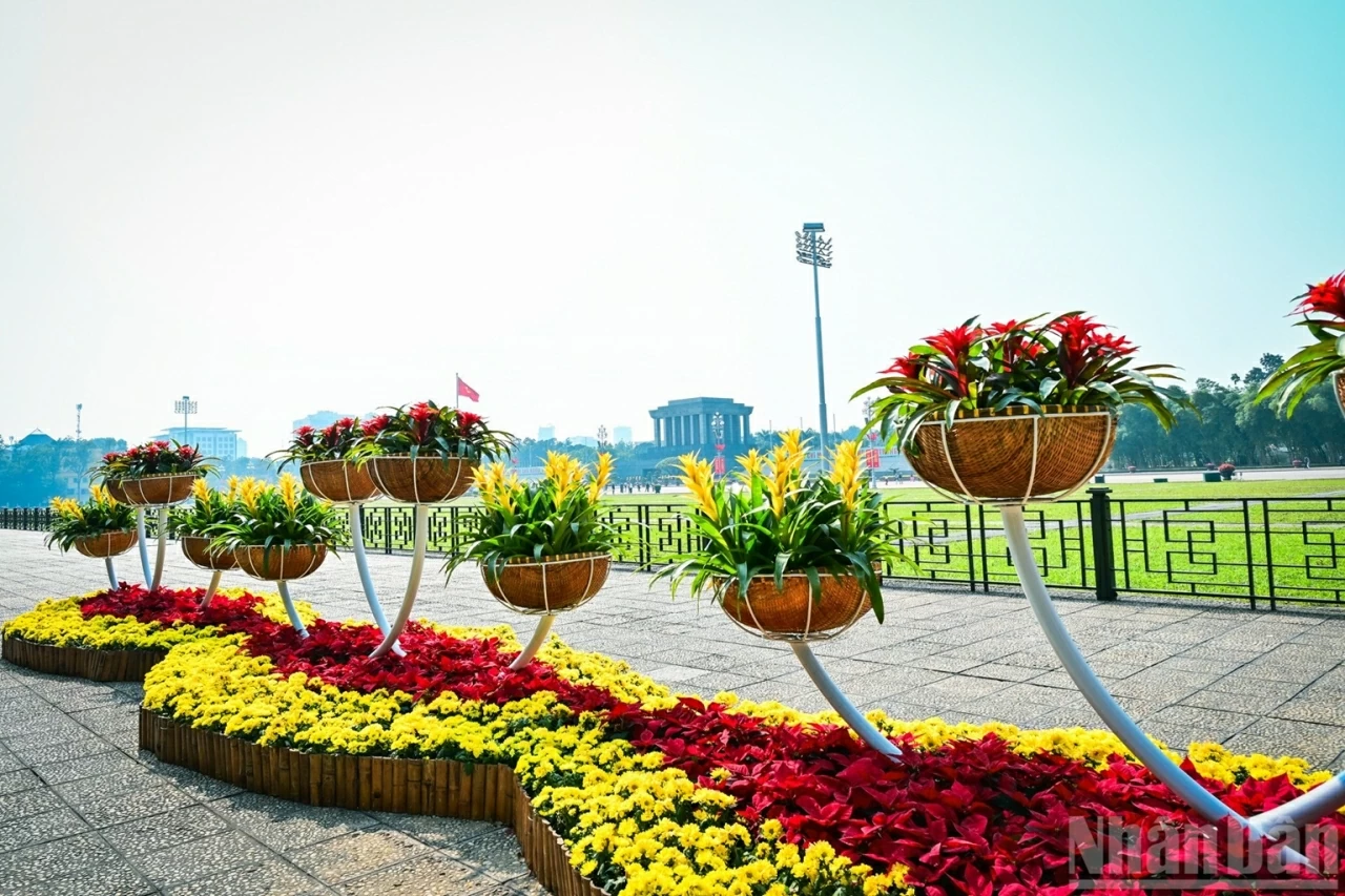 Thủ đô Hà Nội rực rỡ đón chào Đại hội XIV của Đảng